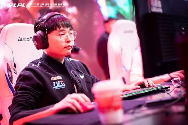 关于DRX横扫FLY，Uzi操刀奇招英雄翻盘强强对话小组赛，技惊四座的信息