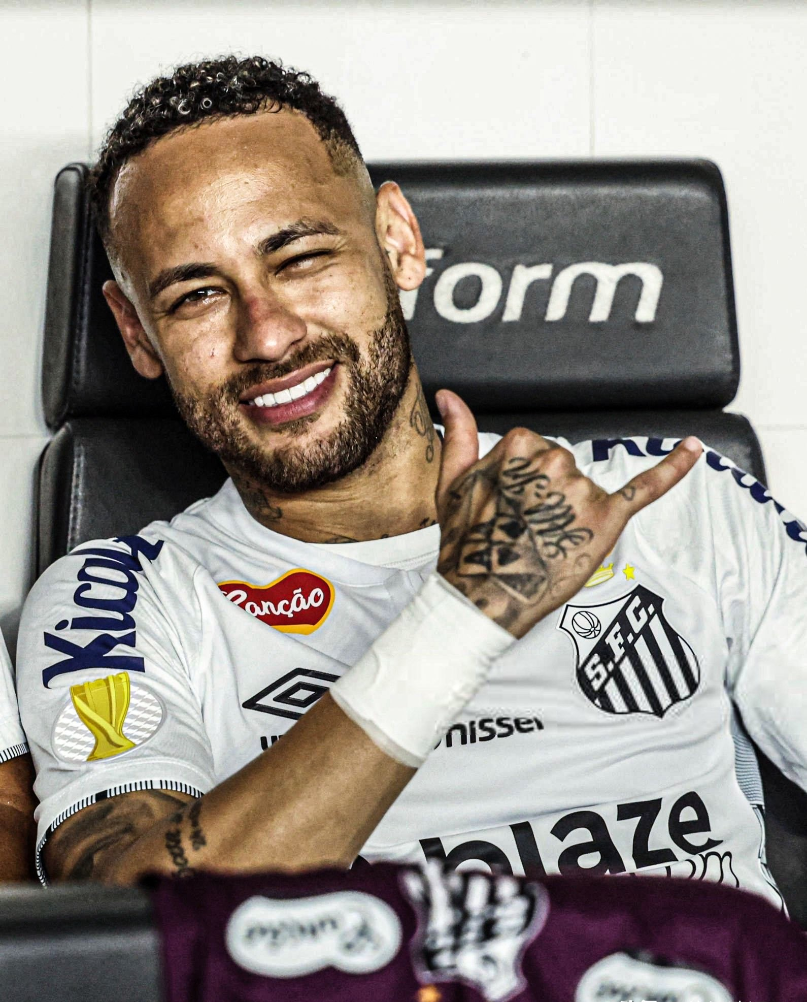 包含葡萄牙强势荷兰，内马尔爆发神勇的词条