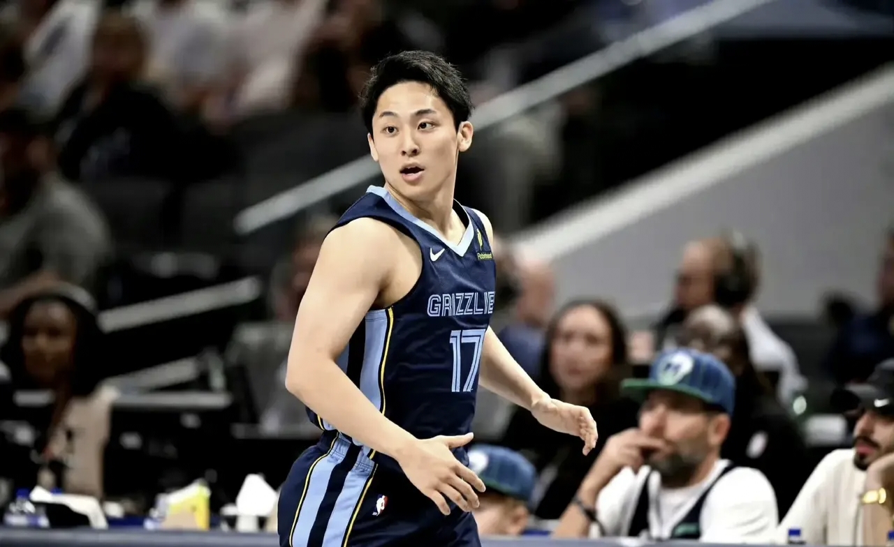 日本男篮碾压灰熊，保罗惊艳世界