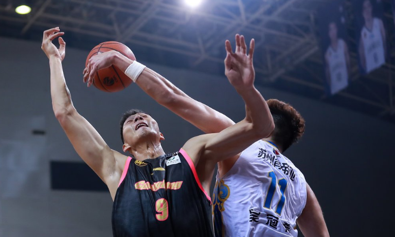 江苏男篮队员发挥出色，帮助球队取胜