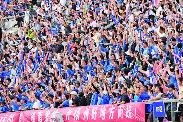 引人入胜的比赛场面吸引了大批观众围观的简单介绍 引人入胜的比赛场面吸引了大批观众围观的简单介绍