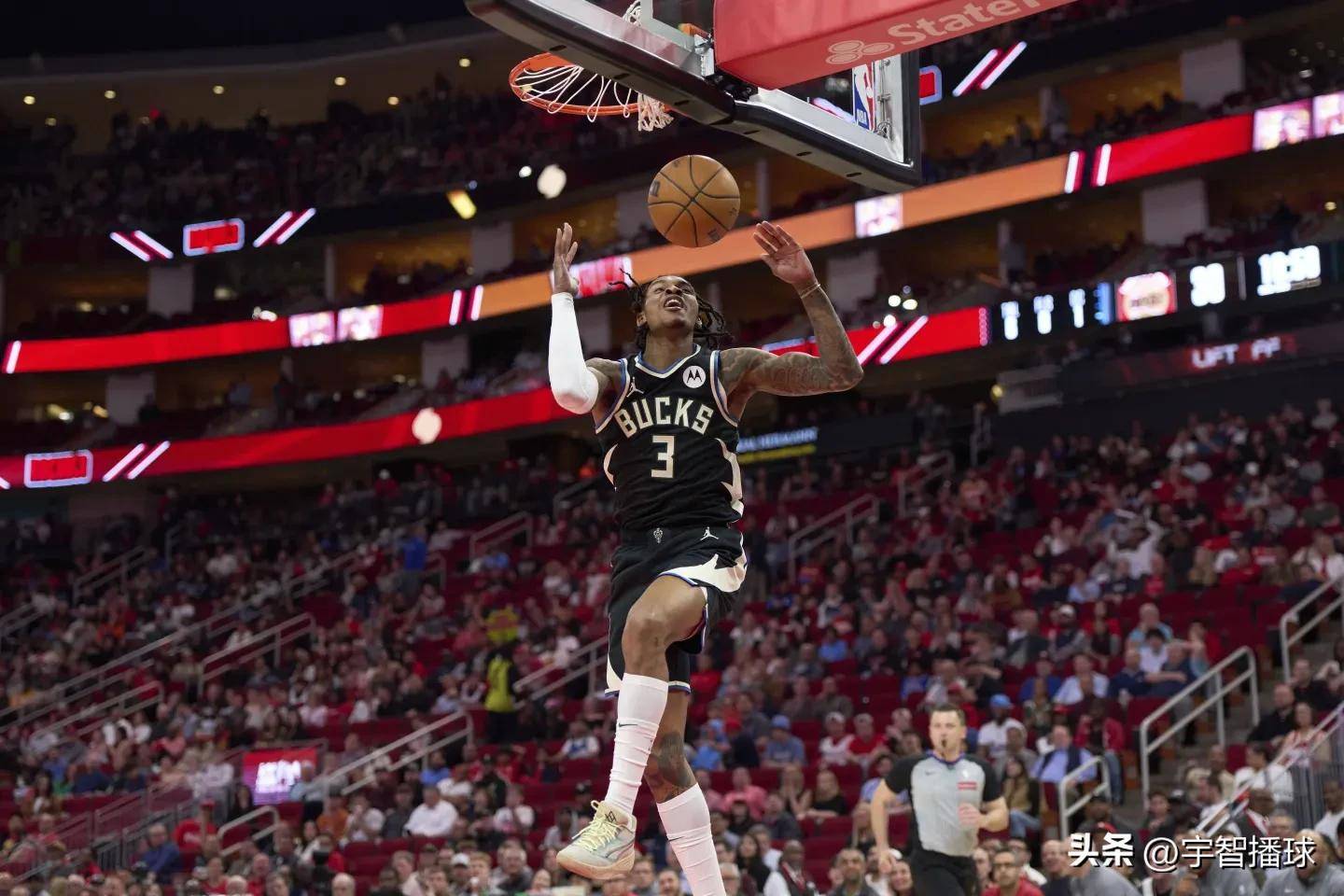 开云APP-关于雄鹿客场遭遇失利，球队面对调整策略困局的信息