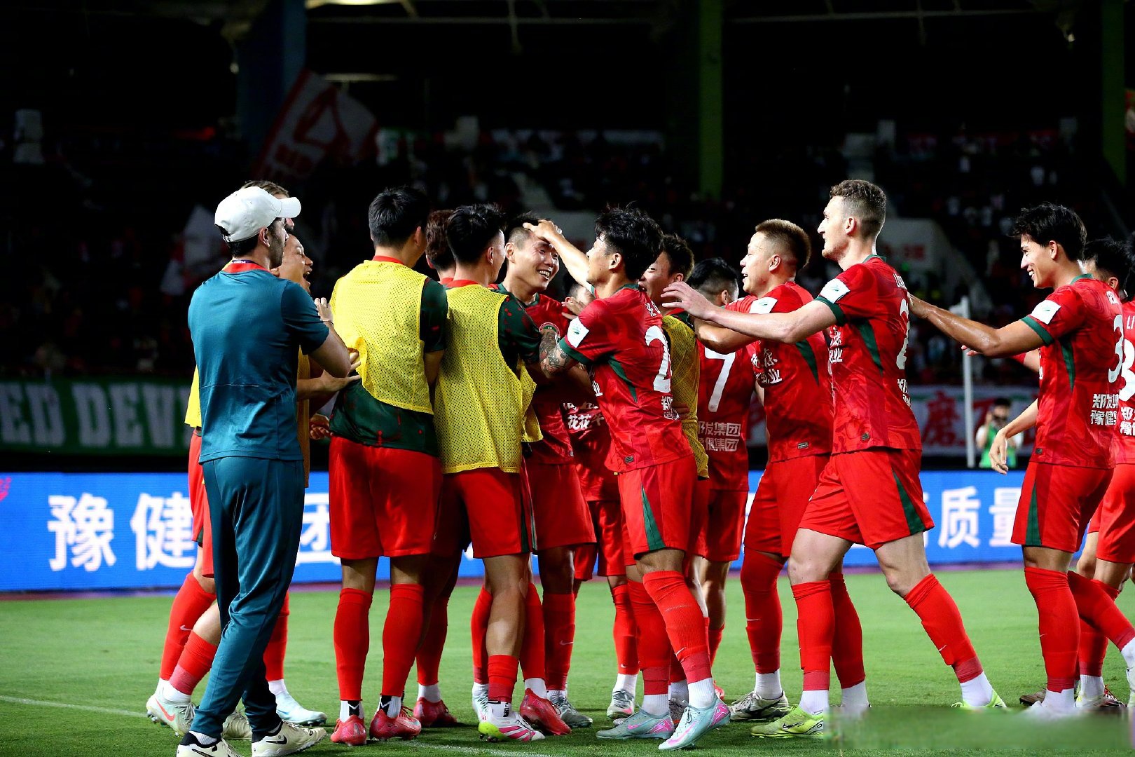 洛阳队在主场大胜重庆,豪取三分 洛阳队在主场大胜重庆,豪取三分