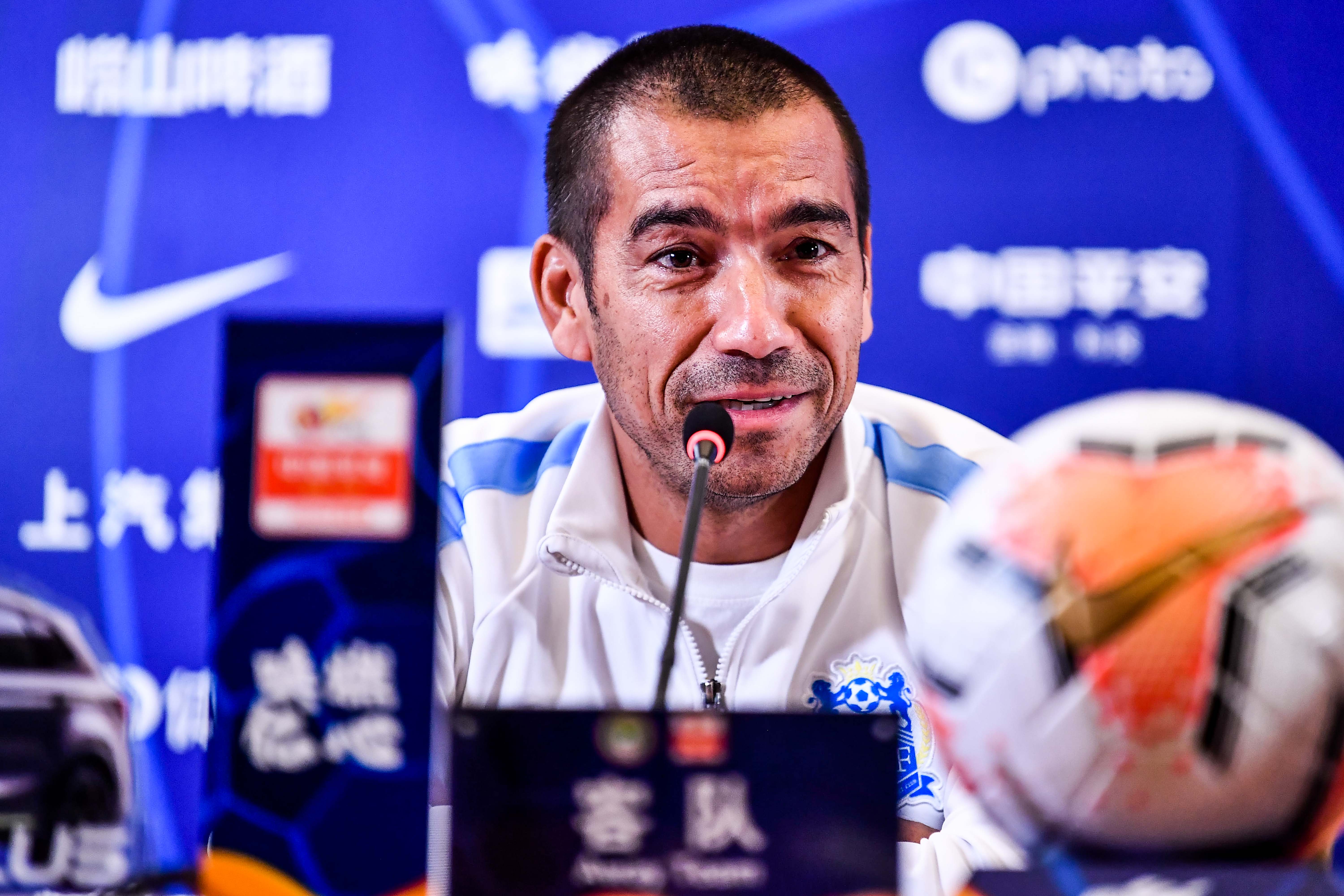 开云体育下载-汉诺威主帅辞职，球队寻找新帅中