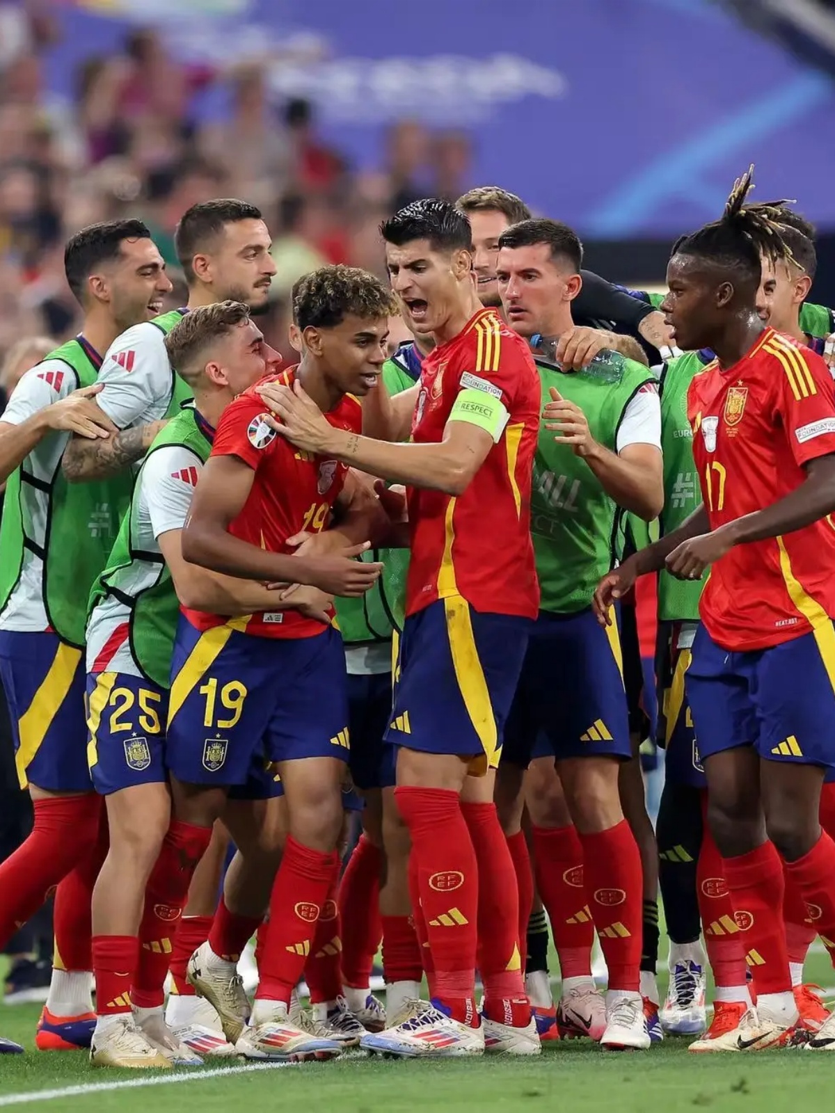 开云体育下载-包含欧洲杯赛场战况激烈，各队实力均衡的词条