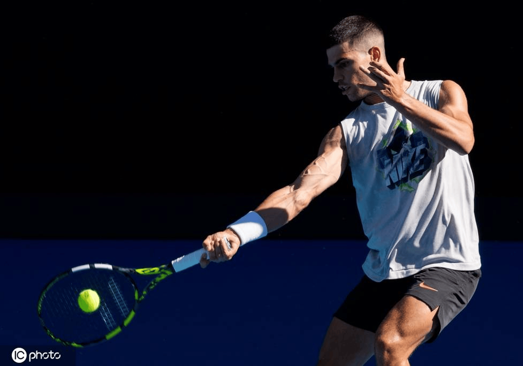 包含世界网球队鏖战澳大利亚网球队，阿尔卡拉斯惊艳世界的词条