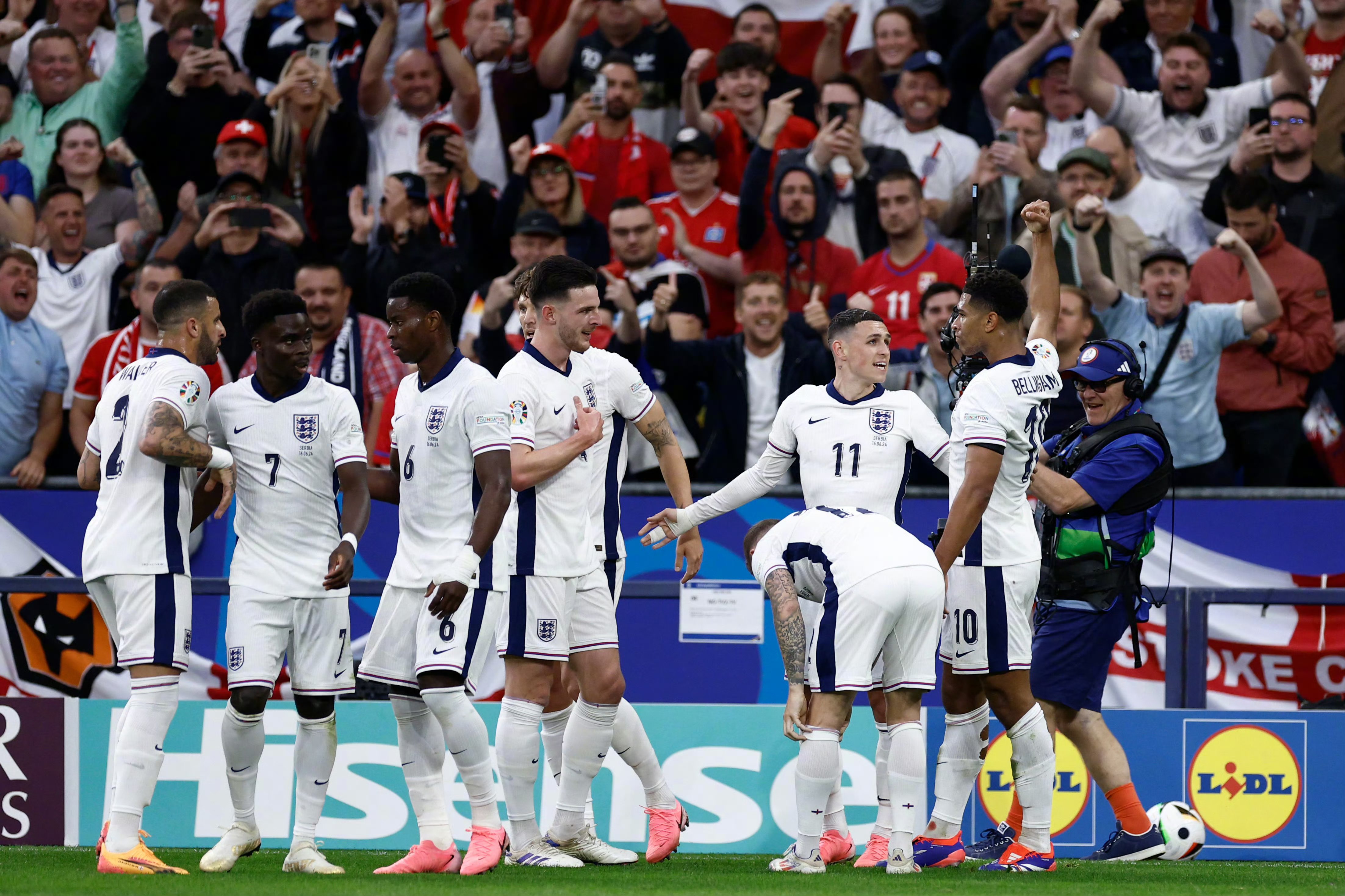 开云体育在线-英格兰队惨遭失败，欧预赛晋级前景扑朔迷离